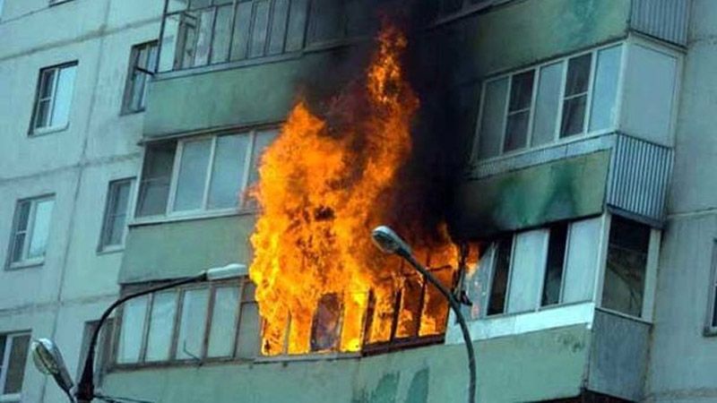 5-річний хлопчик, граючись запальничкою, підпалив балкон