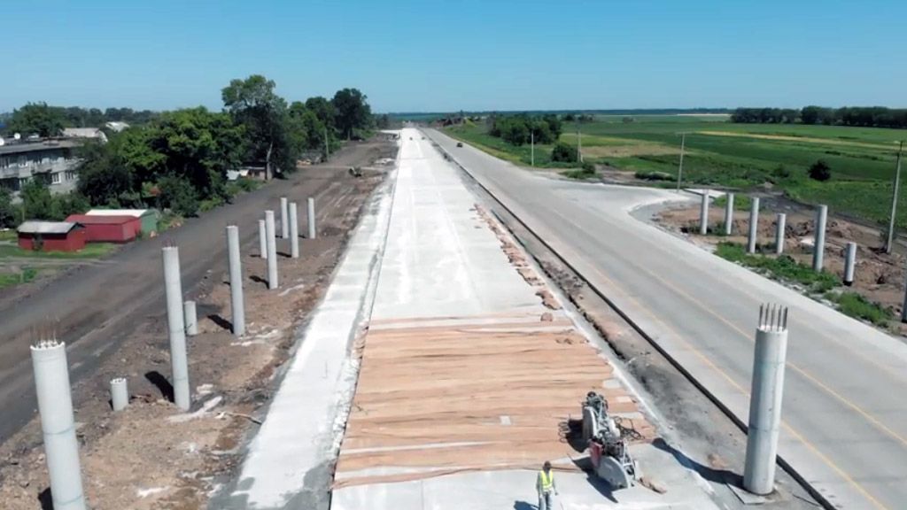 Як будується перша в Україні бетонна дорога