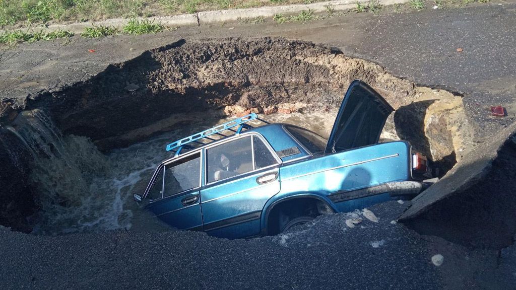 У Полтаві автомобіль провалився під асфальт