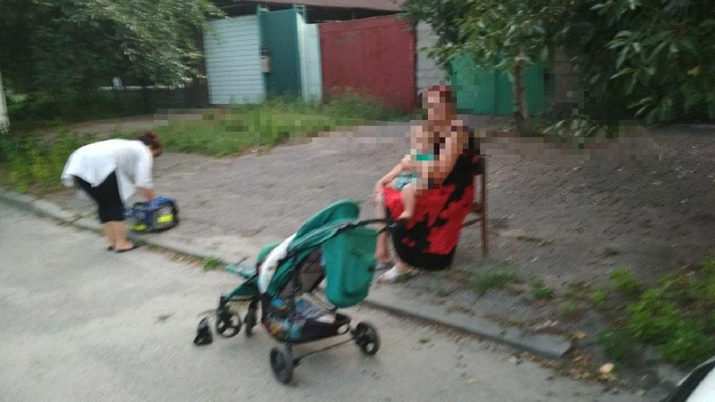 У Кременчуці водій наїхав на двох жінок і коляску з дитиною та втік 