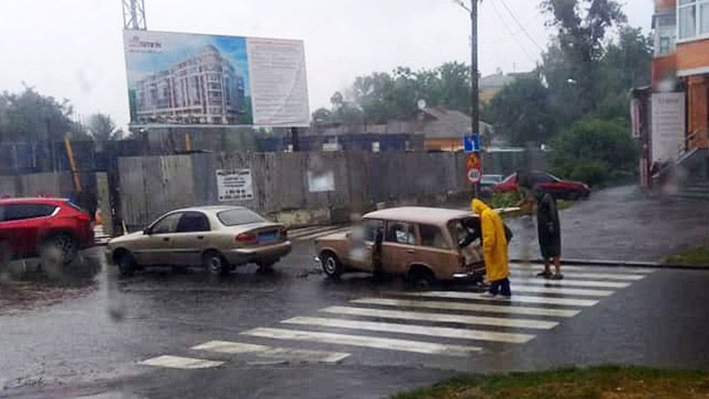 У Полтаві автомобіль провалився колесом у каналізаційний колектор