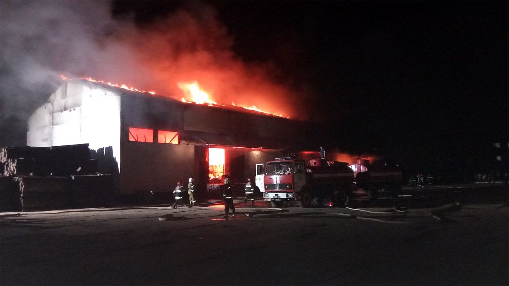 Рятувальники ліквідували пожежу у складській будівлі «Нової Пошти»