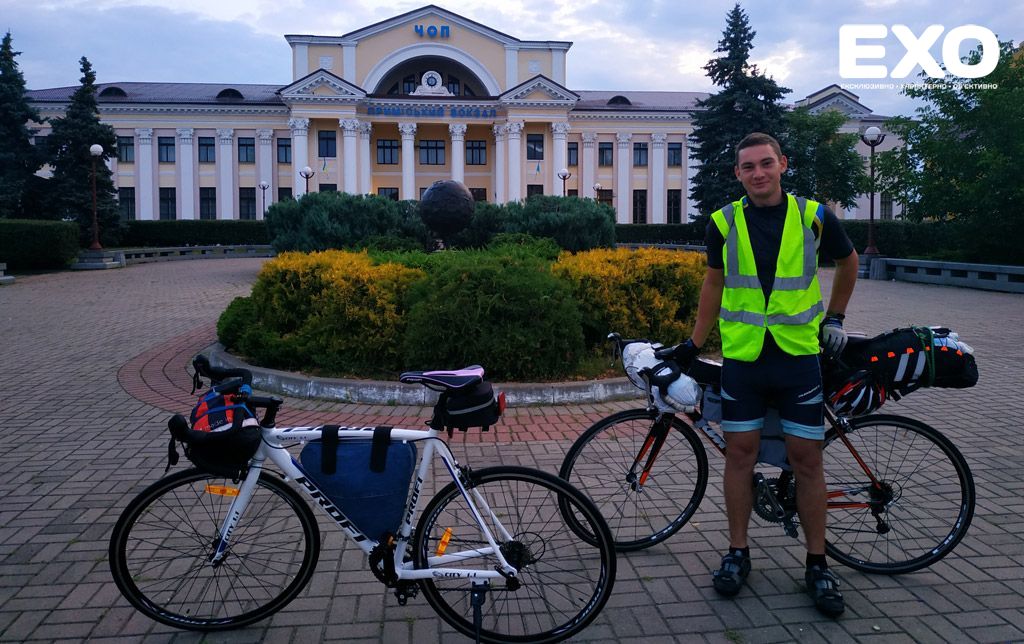 Богдан Заїка подорожує Україною на велосипеді