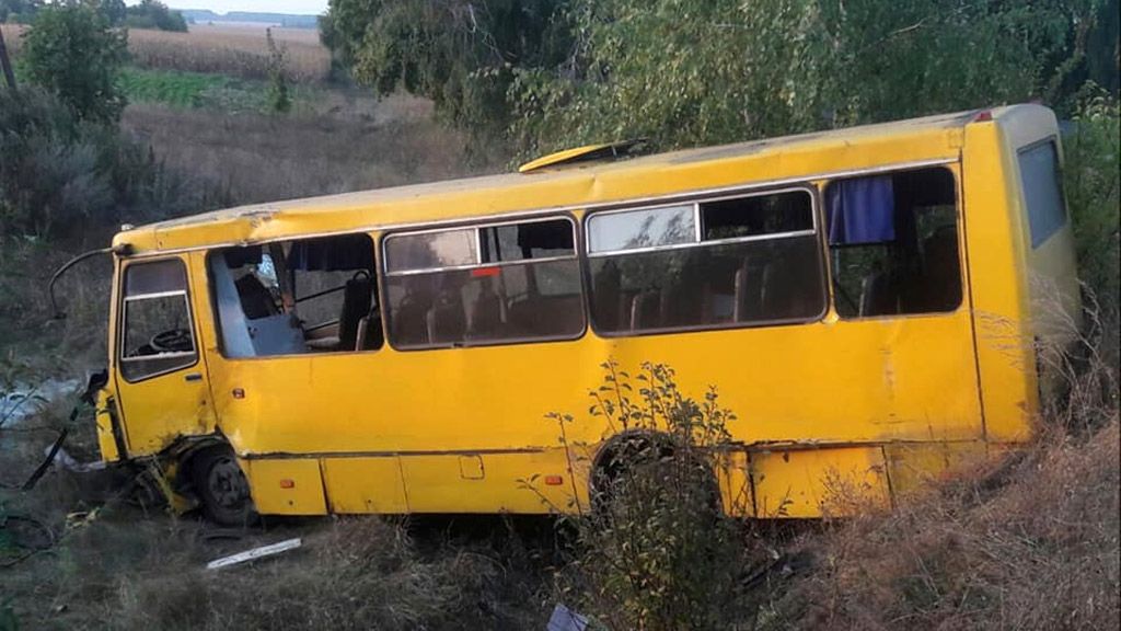 У результаті зіткнення легковика та автобуса у Миргороді постраждало 5 людей