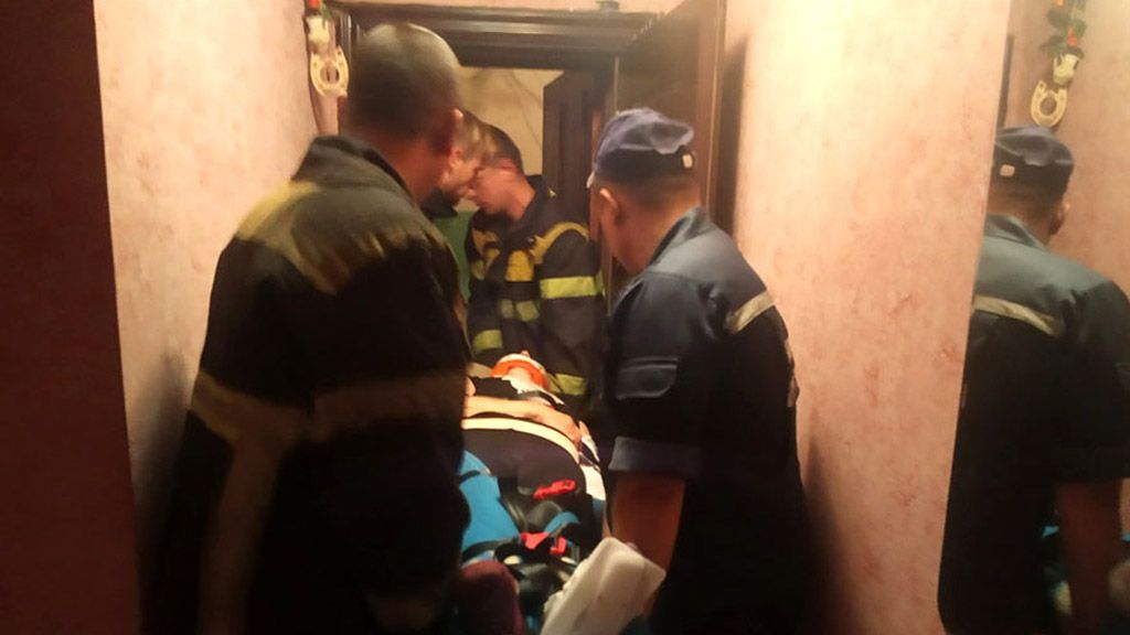 Рятувальники витягли жінку, яка впала у погріб