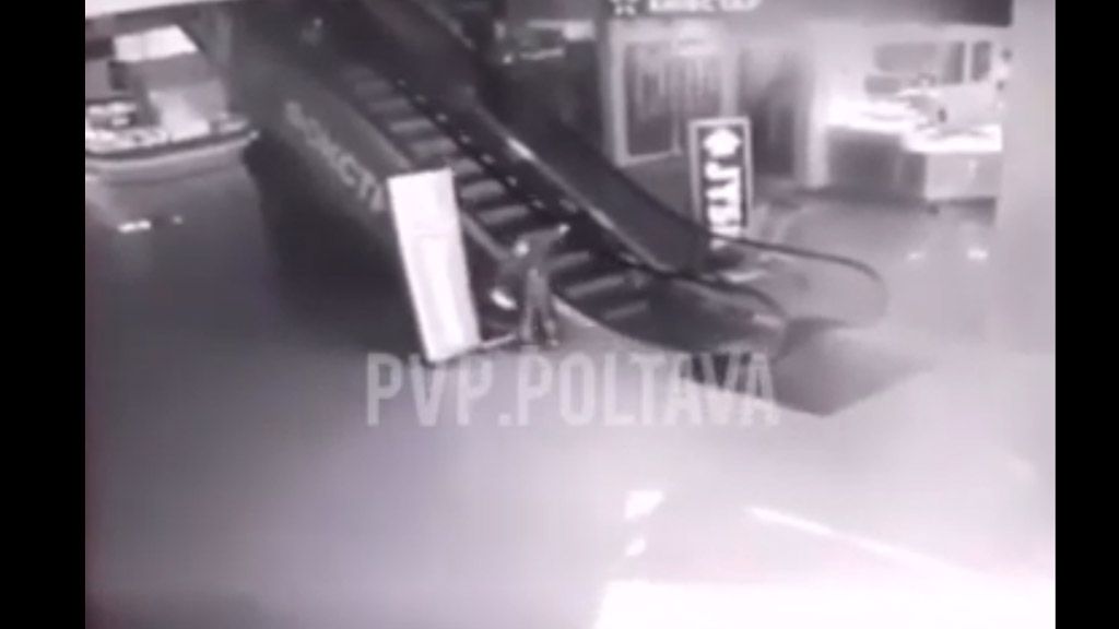 З’явилося відео падіння хлопчика із есклатора У ТРЦ «Київ»