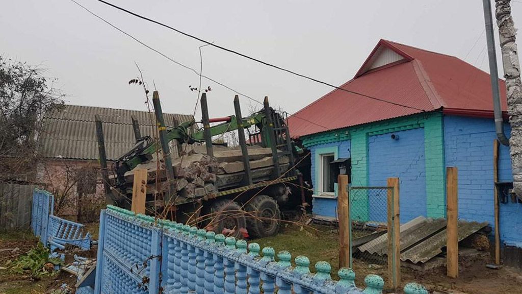 У Полтавському районі вантажівка в’їхала у будинок