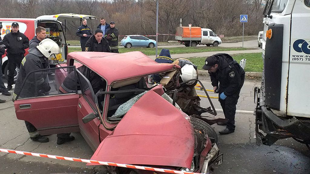 У Полтаві зіткнулися ВАЗ і вантажівка. Двоє людей загинули