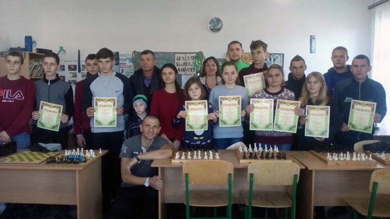 Збірну шахістів представляють четверо школярів