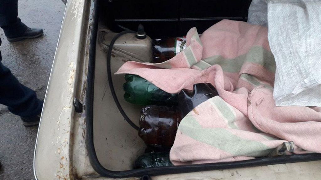 На Лохвиччині чоловіки на «Запорожці» вивозили у пляшках газоконденсат із свердловини