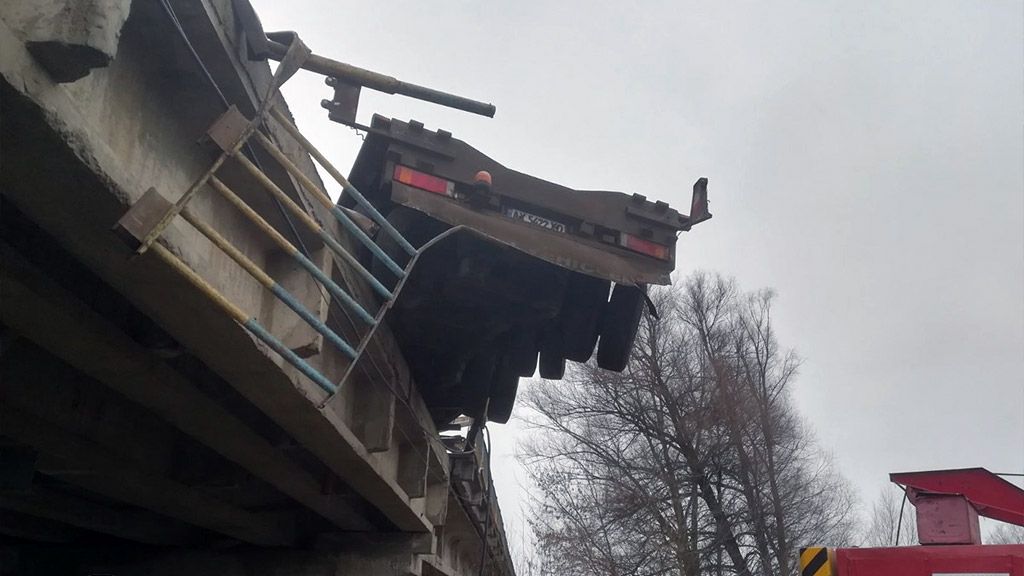 У Лохвицькому районі вантажівка знесла огорожу мосту і ледь не злетіла з нього