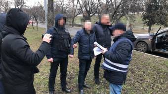 Слідчі Полтавського ДБР затримали поліцейського на вимаганні хабаря в 1500 доларів
