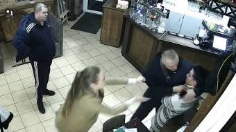 У полтавському пабі BeerHouse п’яний чоловік погрожував вбити одну з офіціанток — відео
