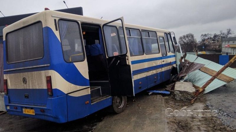 Жахливе ДТП в Кам’янському: Водій автобуса, повного дітей, помер на ходу