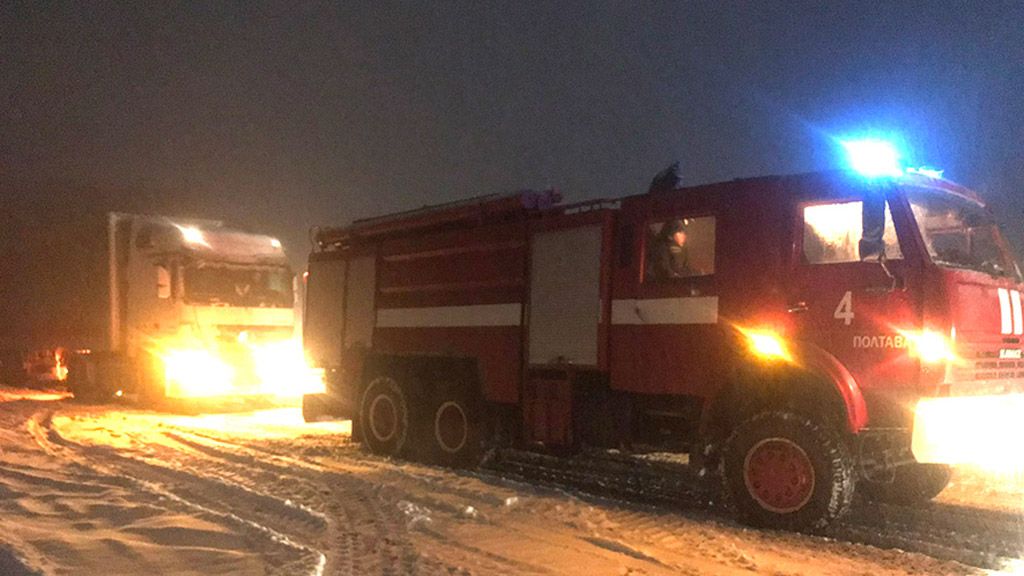 Рятувальники Полтавщини за добу відбусирували 21 автомобіль, які застрягли у снігових заметах