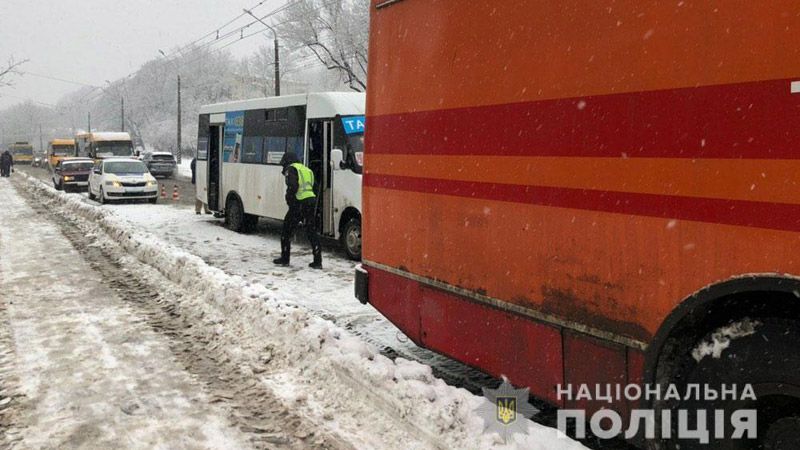 У Полтаві переповнена маршрутка врізалася у тролейбус