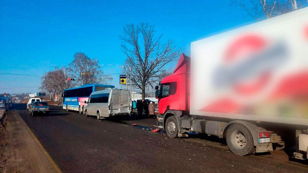 Під Полтавою зіткнулися вантажівка, автобус та мікроавтобус