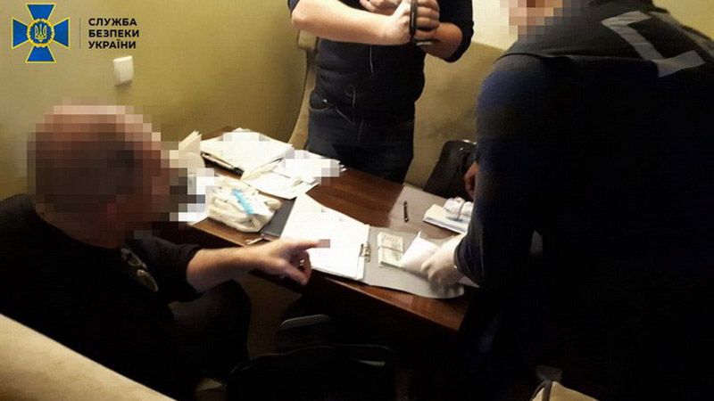 У Полтаві СБУ викрила адвоката, який вимагав 10000 доларів зі свого колеги