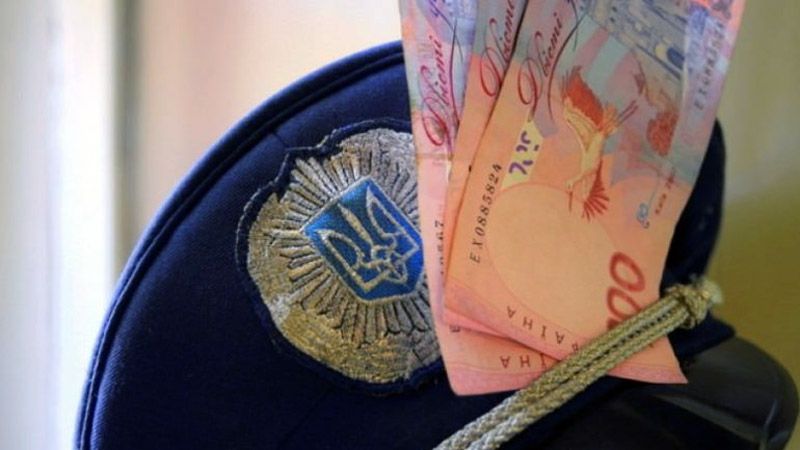 Прокуратура підозрює інспектора патрульної поліції в одержанні понад 16 тис грн хабаря