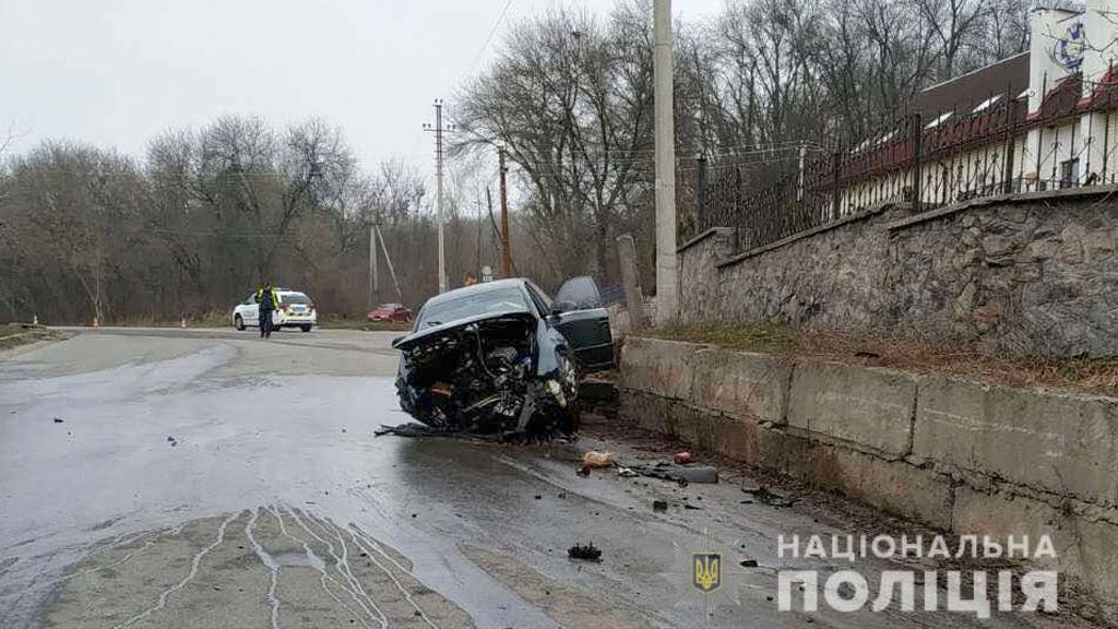 У Полтаві п’яний водій, тікаючи від патрульних, зіткнувся з відбійником