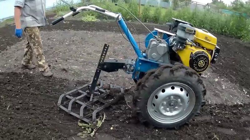 Присадибні ділянки та городи чекають на боронування