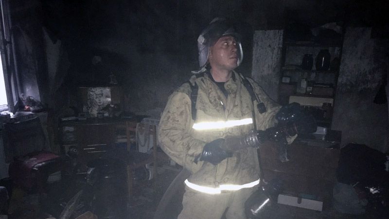 Кременчуцькі рятувальники вивели двох пенсіонерів із палаючої квартири