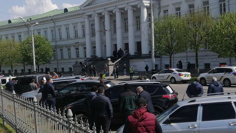 Під Полтавською міськрадою мітингують підприємці