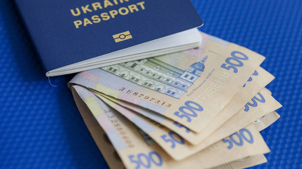 Новий закон про платежі змусить українців надавати паспорт для грошових переказів