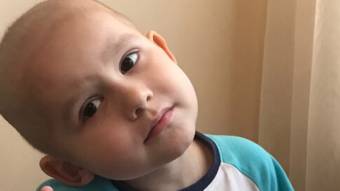3-летний Гриша ищет помощи в борьбе с лейкозом