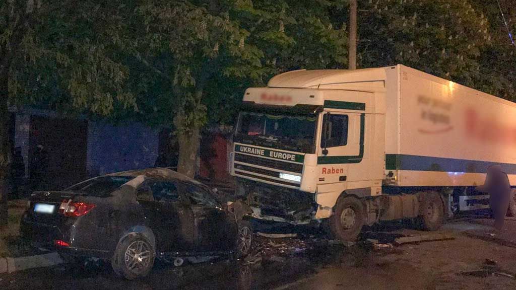 У Кременчуці водій і пасажирка легковика загинули внаслідок зіткнення із вантажівкою
