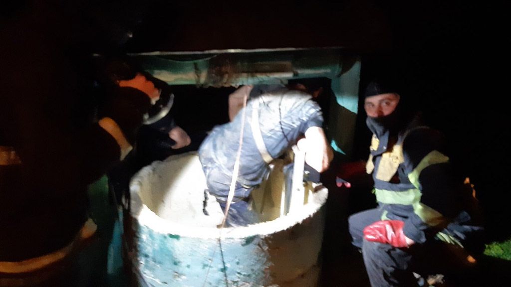 У Полтавському районі рятувальники витягли із колодязя чоловіка із собакою