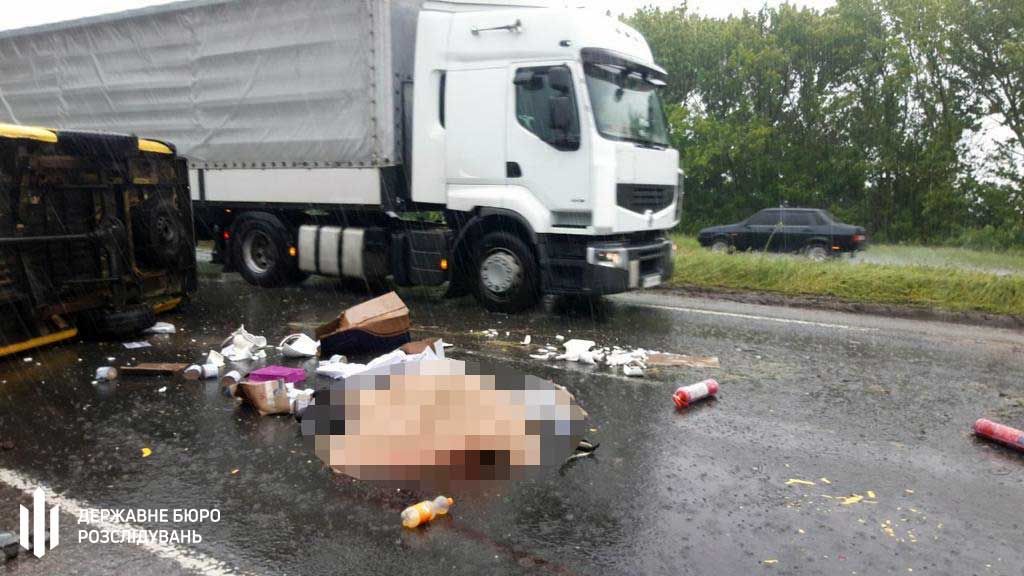 На Полтавщині перекинувся мікроавтобус з поліцейськими – один із них загинув