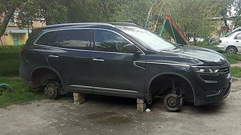 У Полтаві поліція затримала групу осіб, що тривалий час знімали колеса із автомобілів