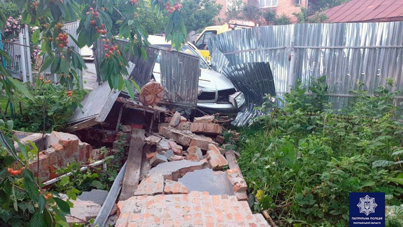 У Полтаві водій Shkoda в’їхав у паркан