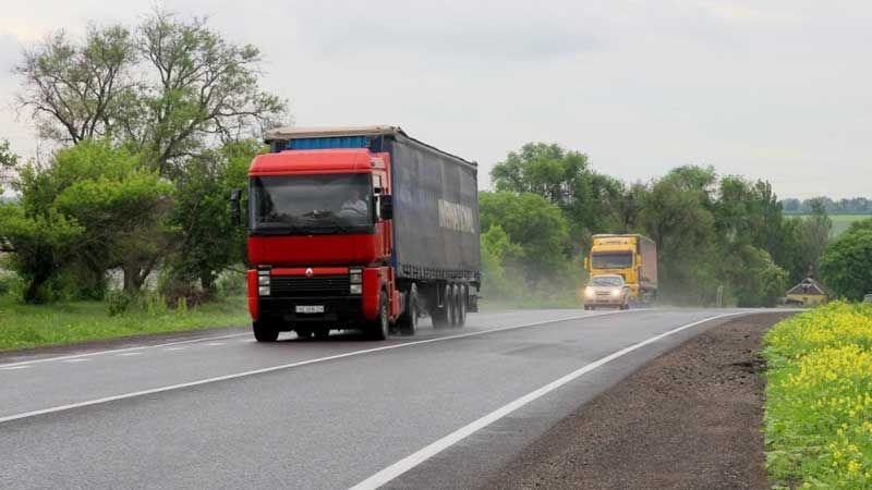 На Дніпропетровщині через спеку обмежили рух вантажівок