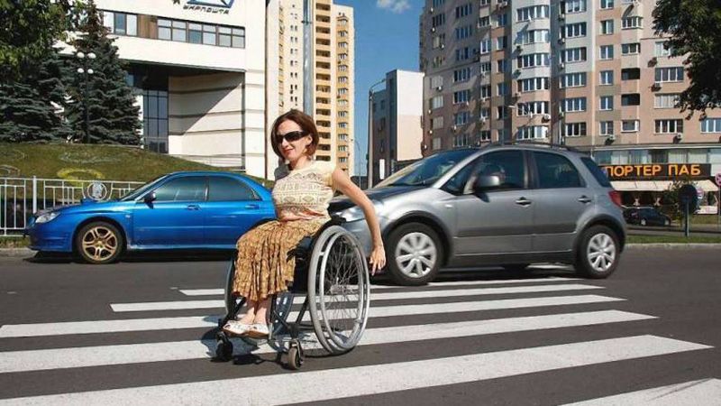 Людям в інвалідних колясках відкрили крайню праву смугу