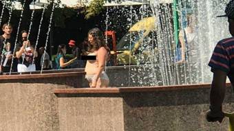 У Кременчуці гола жінка залізла у фонтан