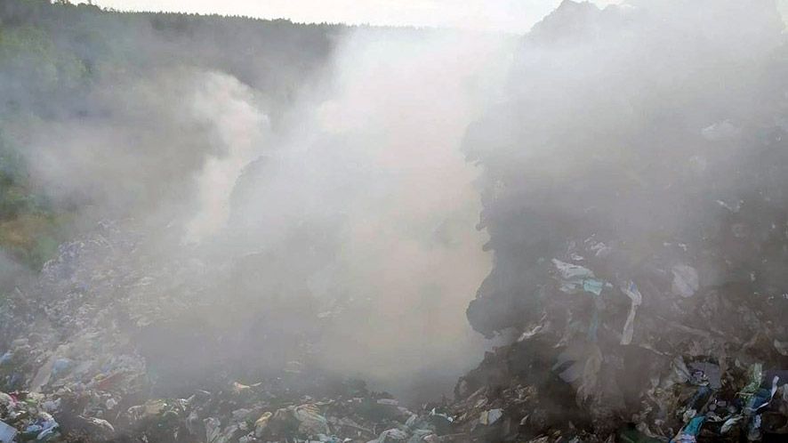 Вогнеборці загасили пожежу на міському сміттєзвалищі Полтави