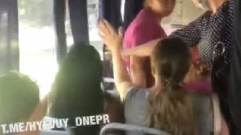 У Дніпрі у маршрутці побили дівчину (Відео)