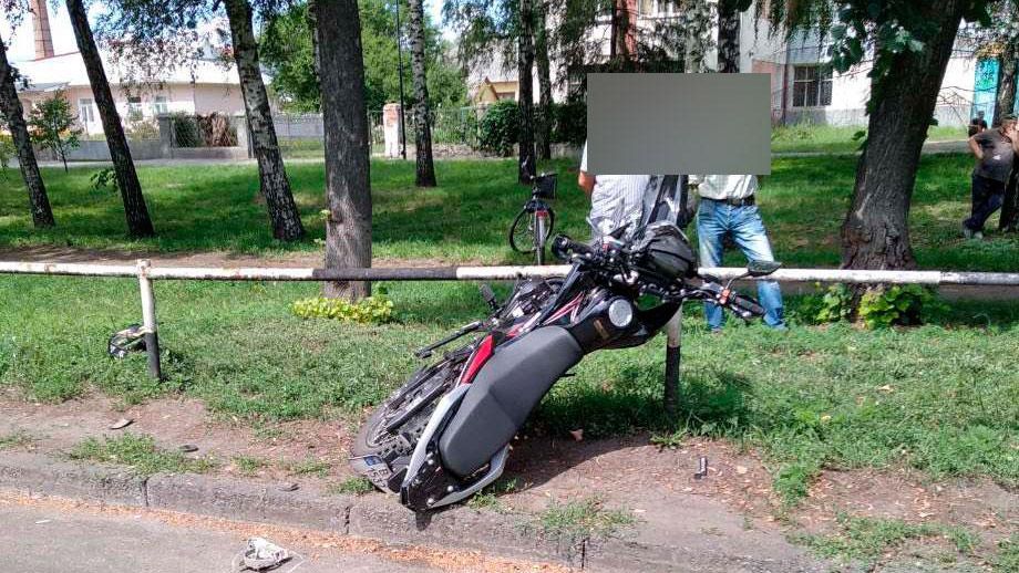 У Лубнах зіткнулися автомобіль та мотоцикл – водій останнього у лікарні