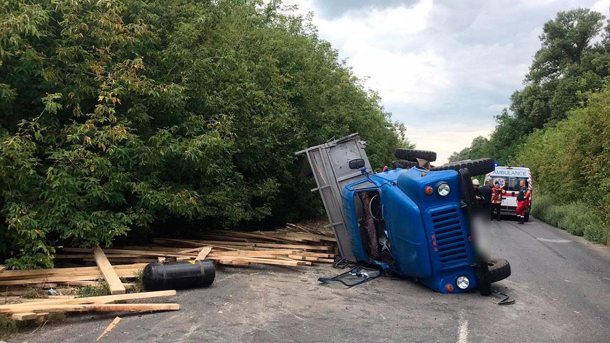 У Кременчуцькому районі зіткнулися ВАЗ і вантажівка - водій легковика загинув