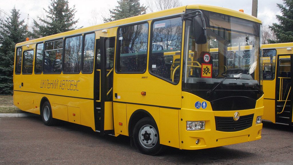 Для шкіл Дніпропетровщини закупили 32 нові автобуси