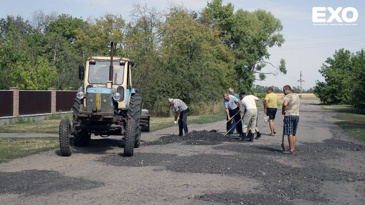 Жителі Іванівки ремонтують зруйновану дорогу