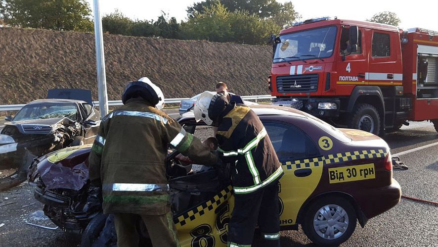 Полтавські рятувальники вирізали із автомобіля жертву ДТП