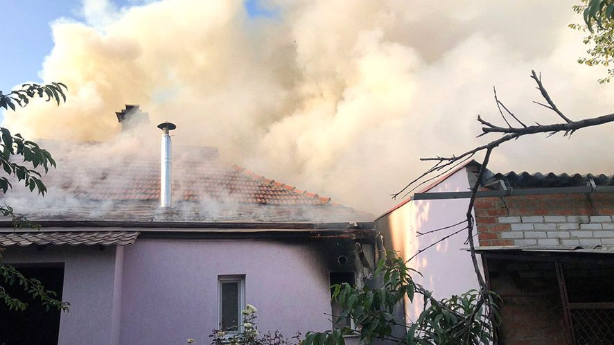 У Полтаві в гаражі згорів автомобіль – пожежники змогли врятували будинок