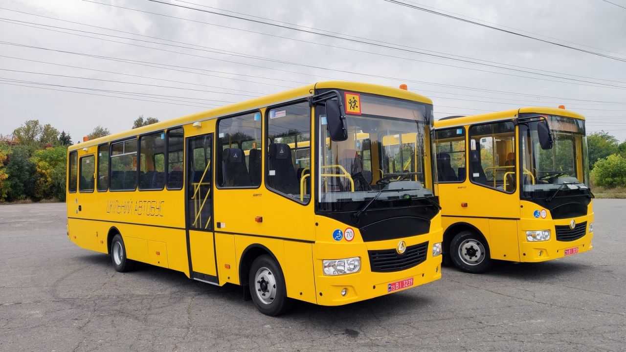 Дві опорні школи області вже отримали нові автобуси