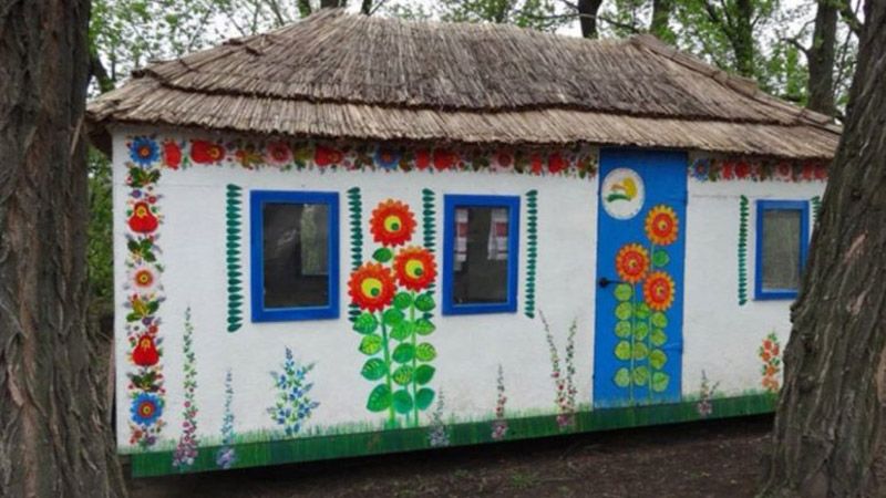 Житель Петриківки побудував хату і їздить на ній по селі