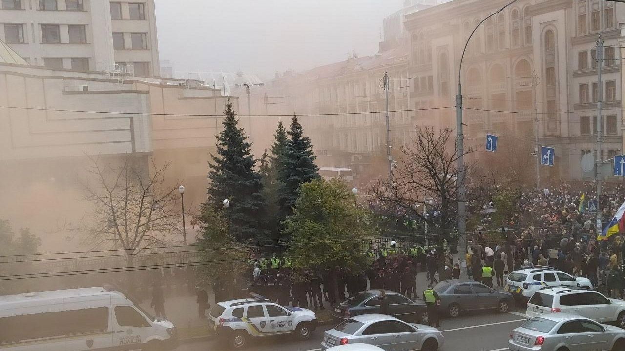 У Києві Конституційний суд закидали димовими шашками