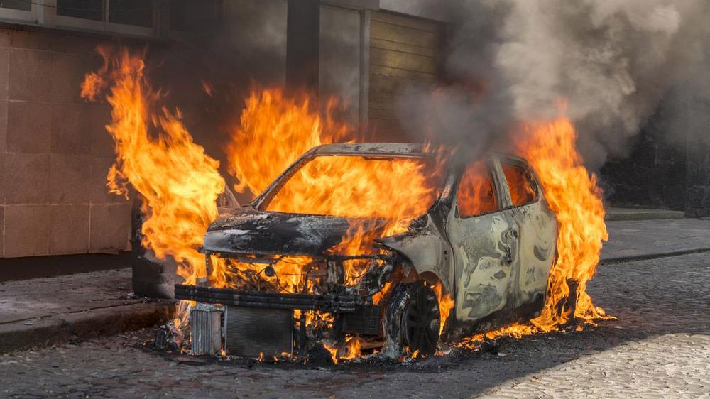 Пожежник-рятувальник підпалював авто на замовлення