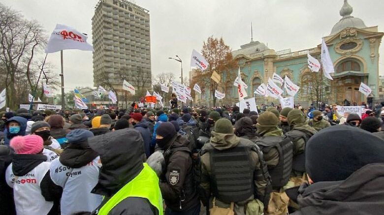 Під Верховною радою між депутатами та підприємцями почалися сутички